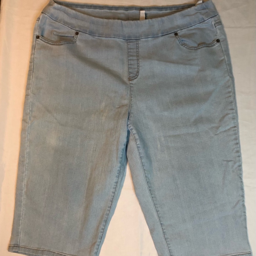 Light Wash Denim Capri Jeans